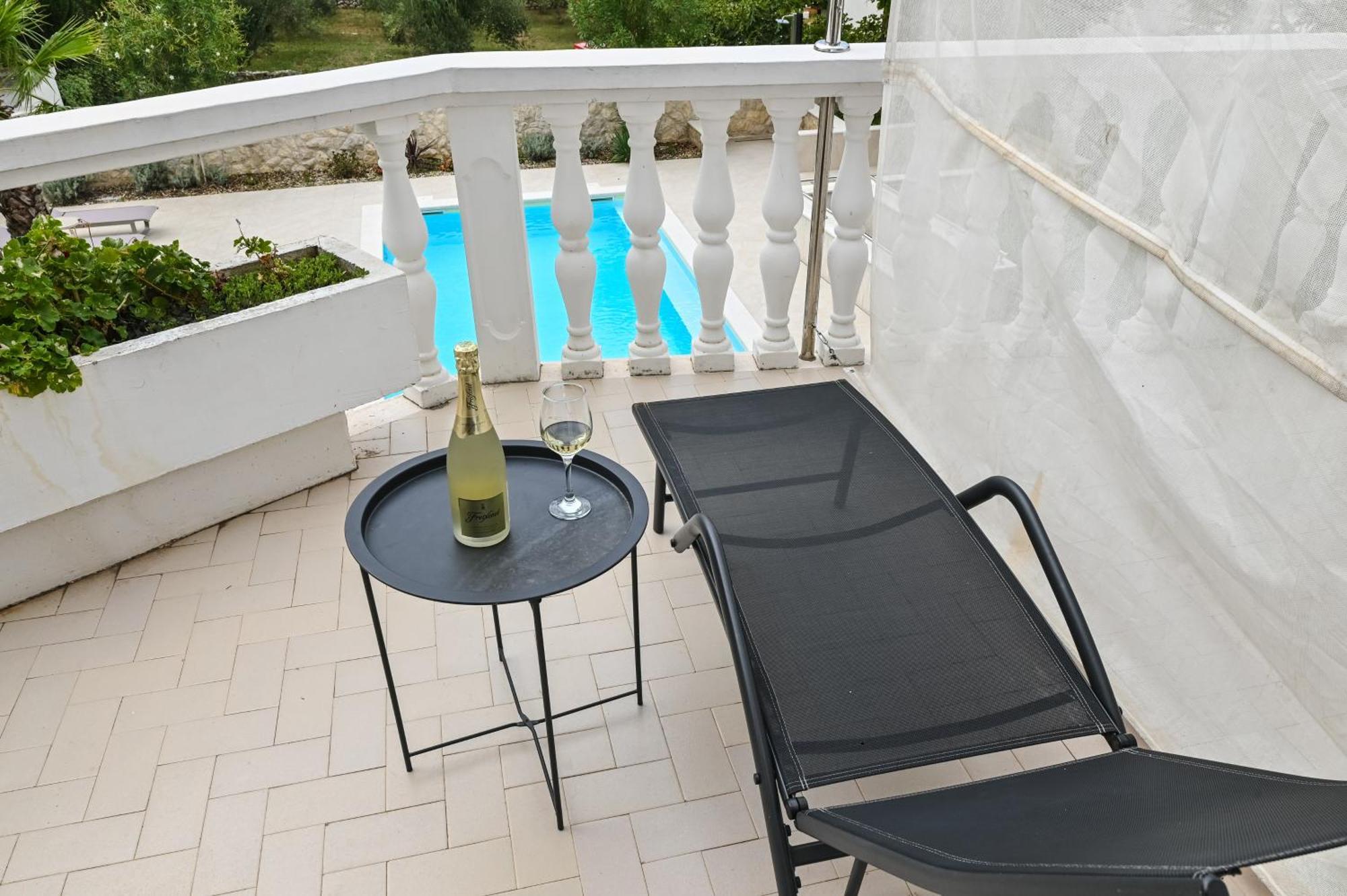 Seagull Pool Apartments & Studios Новаля Номер фото
